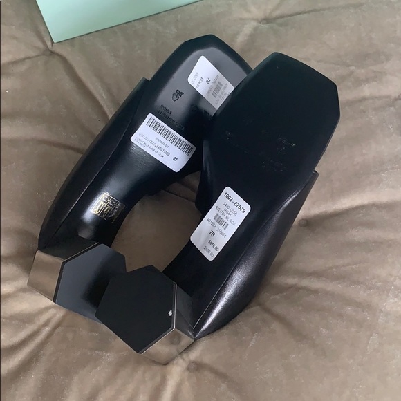 Off-White™  Hexnut Leather Metallic-Heel Thong Sandals - Picture 14 of 15